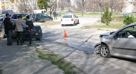 25-годишен без книжка прати шофьорка в болница