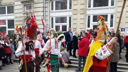 Кукери разлюляха звънци пред Доходното здание Кукери разлюляха звънци пред Доходното здание