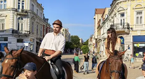 Крали Марко на кон в центъра на Русе /галерия/ Крали Марко на кон в центъра на Русе /галерия/