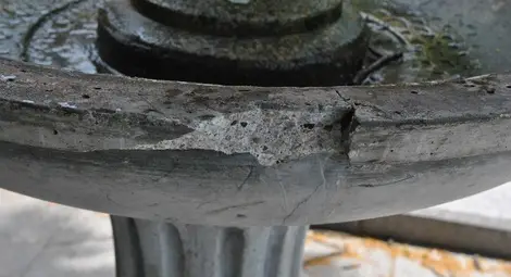 Кавалер строши с бухалка чешмичката срещу хотел &bdquo;Дунав&ldquo;