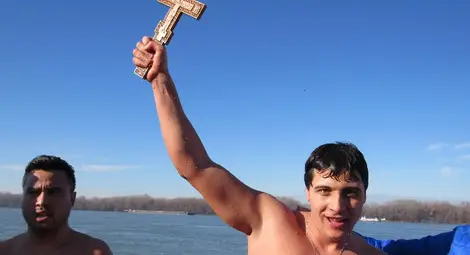 Теодор Цветков за четвърти път извади кръста и спаси именик от удавяне