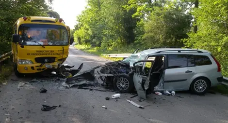 Катастрофа между училищен автобус с 10 деца и кола край Кубрат