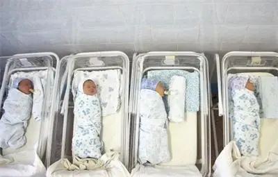 Тръгна подписка да се забрани отделянето на бебетата от майките им в болниците