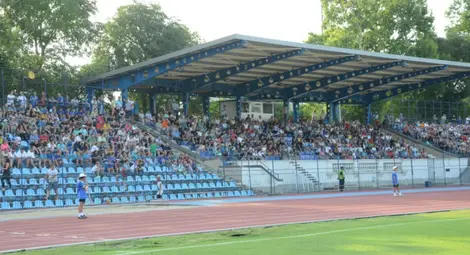 На опашка с две касиерки, петарка на черно и беж през оградата