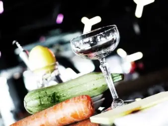 Зрелищни умения и респектиращ професионализъм на ХХV национално първенство за бармани. Вижте рецептата за коктейла победител