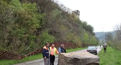 10-тонна скала се откъсна от Царевец