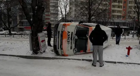 Линейка се обърна на централен булевард във Варна