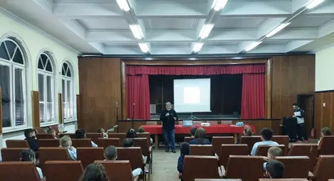 Деца посрещнаха Димитър Петров с възгласи: Жив писател!