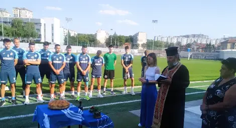 Отец Марин отслужи водосвет преди първата тренировка на "Дунав". Той благослови футболистите и им пожела здраве и късмет в новото първенство на Втора лига. Снимка: Георги Христов