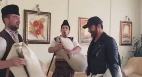 Бандерас се изфука с посрещане с български гайди