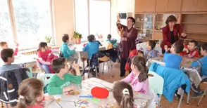 Деца майсторят пъстри сурвачки за празниците