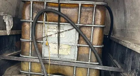 Над 1.2 тона нелегални дизел и бензин иззети от мобилна бензиностанция и имот в Николово