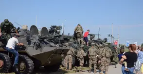 Изложението на бойни машини предислоцирано без предупреждение