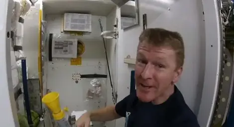 Астронавт показа как се ползва тоалетна в безтегловност (ВИДЕО)