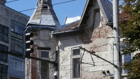 Къща на централно кръстовище се руши застрашително