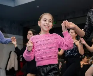 Малката Вали, която танцува наравно с големите: Изморена съм, но когато чуя тъпана, скачам и заигравам!