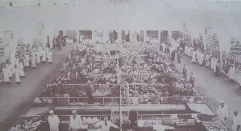 Архивна снимка на вътрешността на халите и персонала им от около времето на откриването им. Архивна снимка на вътрешността на халите и персонала им от около времето на откриването им.