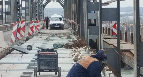 Демонтирани са стоманени плочи от тротоарните зони при основния ремонт на Дунав мост при Русе