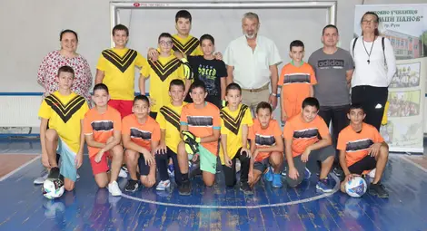 Драгомир Драганов игра футбол с учениците от ОУ „Олимпи Панов“ Драгомир Драганов игра футбол с учениците от ОУ „Олимпи Панов“