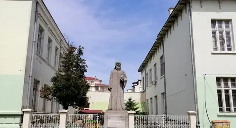 Паметникът на Паисий на ул. „Александровска“. Паметникът на Паисий на ул. „Александровска“.