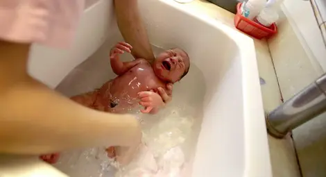 Новородените имат естествена защита срещу родилния стрес