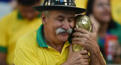 Легендарен фен се спомина, урната му минава през "Маракана"