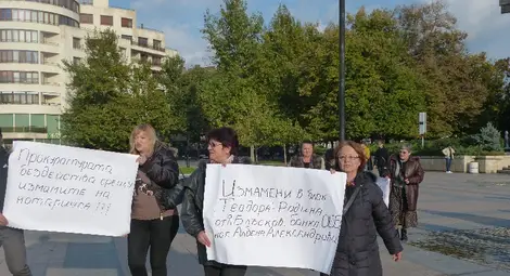 Пореден опис на имоти извади на протест измамени в бл. „Теодора“ Пореден опис на имоти извади на протест измамени в бл. „Теодора“