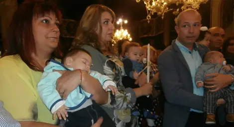 31 русенчета станаха християнчета на масово кръщене в &bdquo;Св. Троица&ldquo;