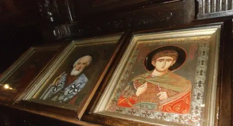 Пред тези икони църковната управа поставя предупредителни надписи, но някой скоро след това и неизвестно защо ги прибира.                                                                                    Снимка: Авторът