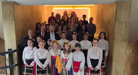 Малки лазарки от Мартен гостуваха в русенската областна администрация&nbsp;