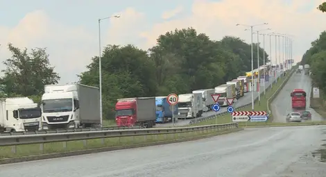 Властите спират камиони преди Русе за облекчение на трафика край &bdquo;Дунав мост&ldquo;