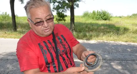 Ден след ремонта кола се заби неуправляема в храсти