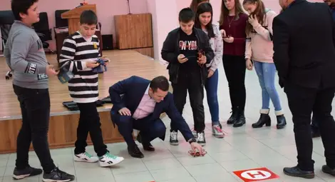 Кметът Пенчо Милков с интерес разгледа малките ученически дронове.                                                         Снимка: СУ &bdquo;В.Левски&ldquo;