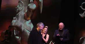 Русенските „Редки тъпанари“ донесоха „Златен Кукерикон“ на режисьора Теди Москов