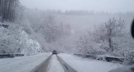 Снегът започна да създава проблеми по пътищата в страната