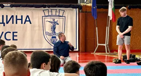 Открит разговор срещу агресията: Кметът Пенчо Милков се срещна с над 150 деца от бойните спортове в Русе