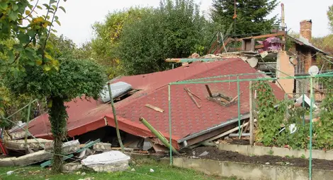 След адския взрив от триетажната вила оцеля само покривът. Той бе разрязан от огнеборците, за да извадят затрупания от руините 72-годишен Величко.                              Снимка: Русе Медиа