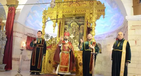 Цветница и Великден препълниха храмовете