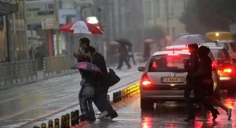 Лошото време не отстъпва: Дъжд и гръмотевици през уикенда