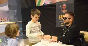 И бебета се наредиха за автограф и снимка с Криско