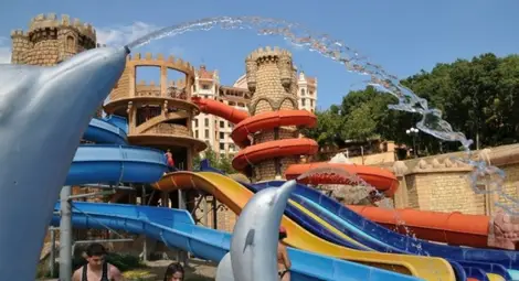 Аквапарк Аквамания развлича малки и големи в Албена