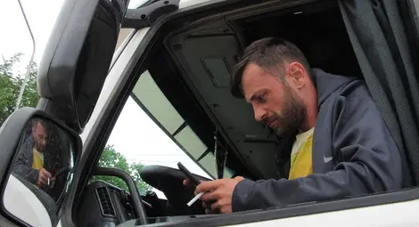 Румънският шофьор Валентин Ротару чакаше да даде показания в полицията.				  Снимка: Русе Медиа