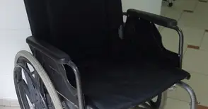 Братче и сестриче задигнали инвалидна количка да се повозят