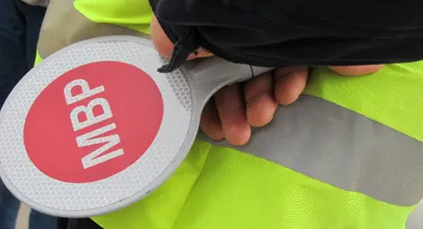 Забързан бус спрял в крайпътно дърво при първия сняг