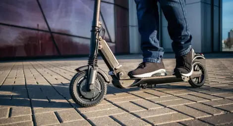 Тротинетка помете 4-годишно момиче около детска площадка