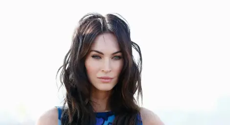 Жената мечта: Лекар, с тъмна коса, сини очи и татуировка