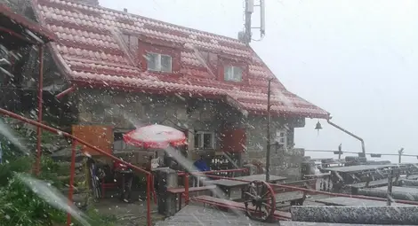 Аномалия: Сняг на парцали валя на Ястребец