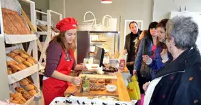 „Пекарната“ връща в детството с аромат на топъл хляб и курабийки