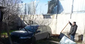 Хонда падна в двор от 3 метра височина