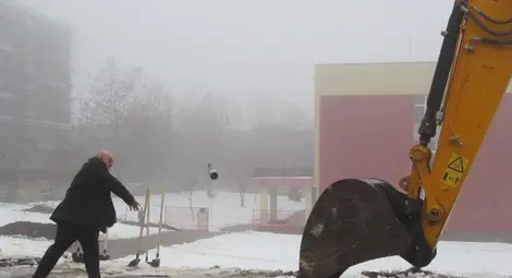 Зам.-кметът Енчо Енчев разби бутилка шампанско в кофата на багера.					  Снимка: Русе Медиа
